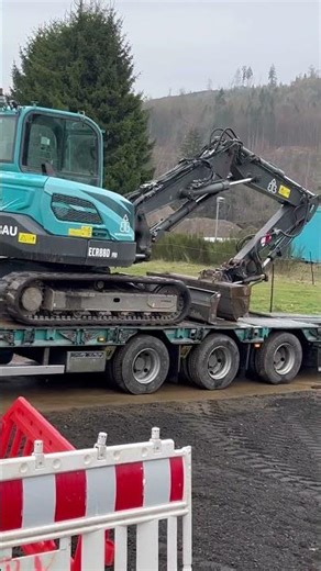 Volvo markoló a tréleren! 🚛 Moving the heavy beast! Schwertransport!