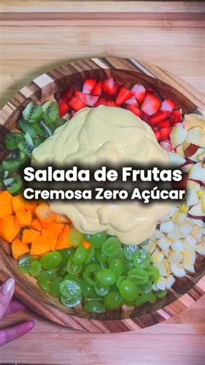 Tábita Gonçalves | Boa Comida Brasil - Life Style on Instagram: "Salada de Frutas cremosa zero açúcar 👉 Já salva essa receita fit porque ela agrada todo mundo. Fácil de fazer, refrescante e perfeita pra qualquer ocasião. 🍓 Frutas Você pode usar as frutas que quiser. Eu usei: manga, kiwi, morango, uva sem semente cortada ao meio, maçã e banana. Dica importante: coloque limão na maçã e na banana pra não escurecer. 🚨 Evite usar Mamão, melão e abacaxi , essas frutas costumam amargar na mistura.