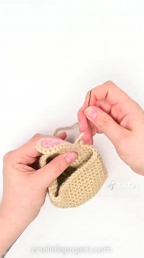 🐰🧺 These Crochet Bunny Baskets are the sweetest little Easter project! With their tiny ears, cute faces, and cozy stitched texture, they’re perfect for filling with mini eggs, small treats, or spring surprises. #easterbaskets #eastercrafts #crochet #crochetideas #yarncrafts