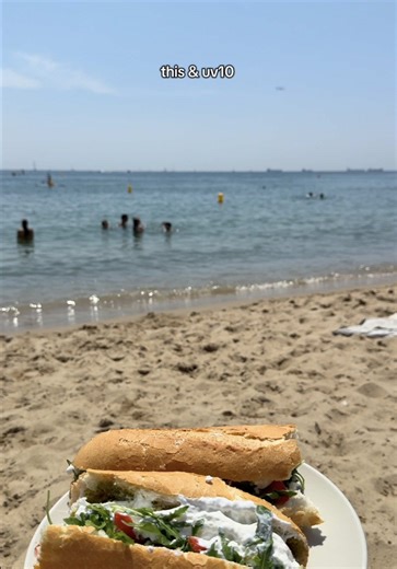 Leckeres Sandwich am Strand von Barcelona 🤌