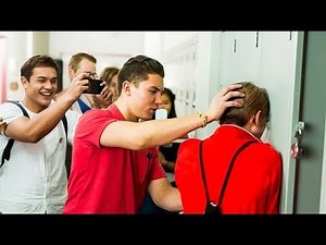 Matones ESCOLARES no SABEN que el CHICO al que INTIMIDAN es el HIJO de un PELIGROSO JEFE de la MAFIA