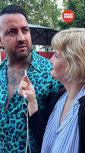 Ein Interview im Rausch - Cosimo Citiolo, der 2005 durch seinen verrückten Auftritt bei „Deutschland sucht den Superstar“ bekannt wurde und mittlerweile fester Bestandteil der Reality-TV-Branche ist, ist kuschlig unterwegs. Er wirkt schon reichlich angetrunken, als die Kurier-Promireporterin Julia Nothacker ihn zum Interview antrifft. Er nennt sie „Baby“ und „Süße“: „Wenn ich Alkohol trinke, ist das wie Vitamine, Vitamin A, B, C, K, D, E, E, E, F, G, C und A, A und M“, trällert er in seinem blau