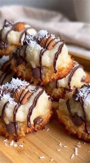 🥥 Almond Joy Coconut Macaroon Cookies (Flourless) Ingredients 3 cups sweetened shredded coconut ¾ cup sweetened condensed milk 1 tsp vanilla extract ¼ tsp salt ¾ cup chocolate chips Whole almonds (one per cookie) Dark chocolate, melted for drizzle Extra shredded coconut Instructions 1. Preheat oven to 325°F (165°C). 2. Mix coconut, condensed milk, vanilla, salt, and chocolate chips. 3. Scoop mounds onto lined baking sheet, lightly flatten. 4. Press an extra chocolate chips and almond into each 