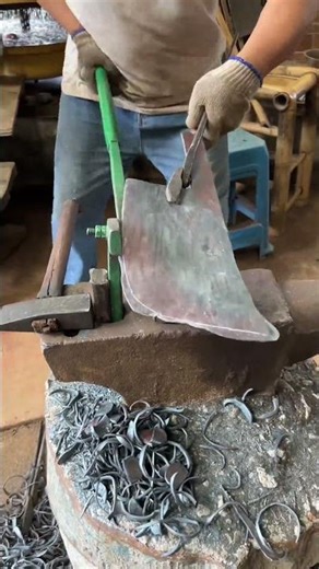 Rookie Bladesmith Creates a Razor-Sharp Cleaver Edge #shorts