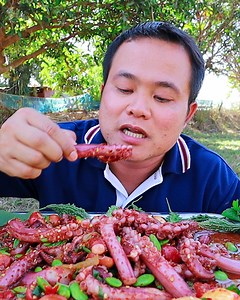 1.6M views · 119K reactions | มาๆ พี่น้องป้องปายสู่คู้สู่คน มาแซ่บๆ นำกันกับบ่าวท้าว กินตำสะตอหนวดหมึก แกล้มมะระขี้นกแซ่บๆ เผ็ดจ้วดจ้าด ขมอ่ำหล่ำ นำกันครับ | บ่าวท้าว Hagna Channel | Facebook