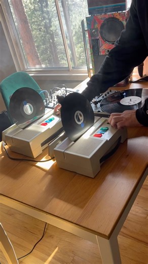 Verse Osmo on Instagram: "Califone Floppy Disk Hip Hop (Lowest-fi) 😅 #babydriver #typeshit #lofihiphop #boombap #scratchdj #howtomakebeats #makingbeats #turntable #jazzhiphop #califone #floppydisk #oldtech #oldtechniques #lowquality #beatmachine #sampler #reloopdj #looper #looping #califonecardmaster #analog #tapecassette #reeltoreel #jamsesh"