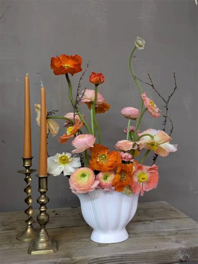 🌸 Icelandic Poppies – Care & Conditioning Guide 🌸 (So delicate… but they just need the right prep!) 1️⃣ Unwrap gently Their stems are soft and hairy, so handle with care – they bruise easily. 2️⃣ Recut stems Trim 1–2cm off the ends at a sharp angle. They have a milky sap, so cutting fresh helps them drink properly. 3️⃣ Sear the ends 🔥 This is key! Dip the stem ends in boiling water for 5–10 seconds or briefly sear with a flame. This seals the sap and stops them from flopping. 4️⃣ Fresh, clean