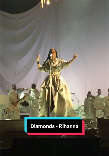 Rihanna Live Performance of 'Diamonds' at 2016 VMAs