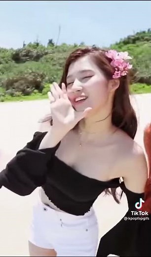 TikTok twiceサナ水着