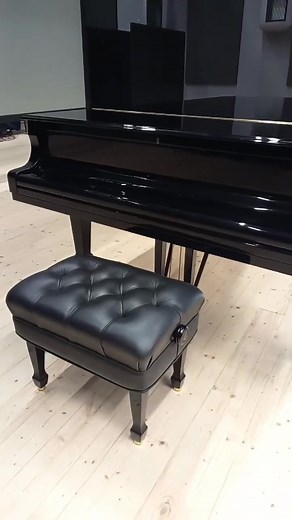 Już jest! 😍 Ten piękny instrument przyjechał z Krakowa specjalnie dla Was 🎶🎹 Szczęśliwym posiadaczom wejściówek przypominamy - to już dziś o 18:00 🤩 "Cała Polska gra Chopina" Zapraszamy!!! | Małopolskie Centrum Edukacji Ekologicznej w Ciężkowicach