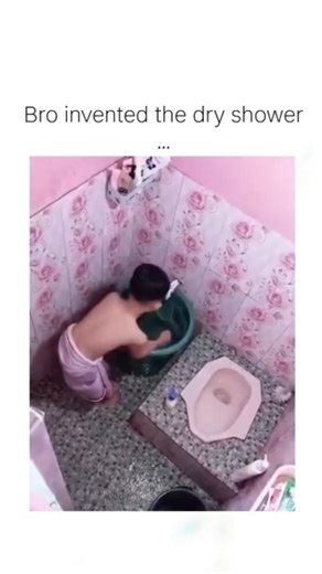 crazy memes on Instagram‎: "در سواحل انزونزی، ماهیگیری موجودی را در ساحل کشف کرد که محلی‌ها آن را «ماهی زامبی» نامیدند. جالب اینجاست که این ماهی کاملا فاقد اندام‌های داخلی است، اما همچنان حرکت می‌کند و حتی شنا می‌کند، که سوال واقعی و منطقی را به وجود می‌آورد: چگونه چنین چیزی ممکن است؟ زیست‌شناسان می‌گویند احتمالا درون این ماهی انگل‌هایی وجود دارد که قادرند حرکات آن را حتی پس از مرگ کنترل کنند. اما این پدیده به ندرت در حشرات دیده می‌شود و در ماهی‌ها برای اولین بار است. و اگر این گونه‌ای ناشناخته 