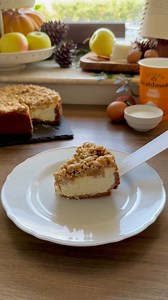 Apple Crumble Cheesecake 🍂🍎✨ calda, profumata, avvolgente, come una coperta morbida nelle prime giornate fredde. La base croccante di biscotti, un cuore di cheesecake vellutato, un topping di mele cotte e crumble alla cannella che profuma tutta la cucina. Il segreto per un ripieno cremoso e perfetto? Lo yogurt bianco magro di Fattoria Scaldasole, che dona leggerezza e un equilibrio perfetto tra dolce e fresco. ingredienti 🤎 Per la base: • 210 g di biscotti secchi • 100 g di burro fuso Per il 