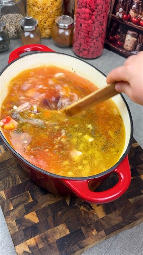 Ciorbă de fasole cu jambon în doar 40 de minute. Reteta: 400gr jambon 2 cepe 2 conserve de fasole 4L apă 3morcovi 1/2 țelină 1 ardei cimbru ulei 1 pastarnac 200gr sos de roșii | Ella Cooking