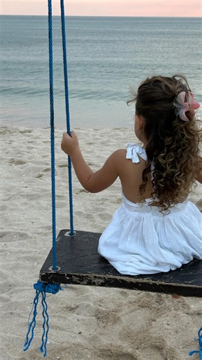 Comette Cosmetics on Instagram: "En ce moment plus que jamais je m’interroge profondément sur la nature de nos choix? D’où viennent t ils ? On parle souvent de « choix éclairés », mais qu’est-ce que ça veut dire, au fond ? Est-ce que nos choix viennent d’un endroit de peur… peur de la douleur, de la souffrance, doute, mémoires familiales, collectives …? Ou bien d’un manque de connaissance ? Est-ce qu’on fait les choses parce qu’au fond de nous on sait que c’est juste… ou simplement parce qu’on a