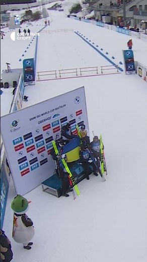 🇺🇦 Який момент! Прапор України розгорнули УСІ переможці гонки Кубка світу з біатлону 💙💛