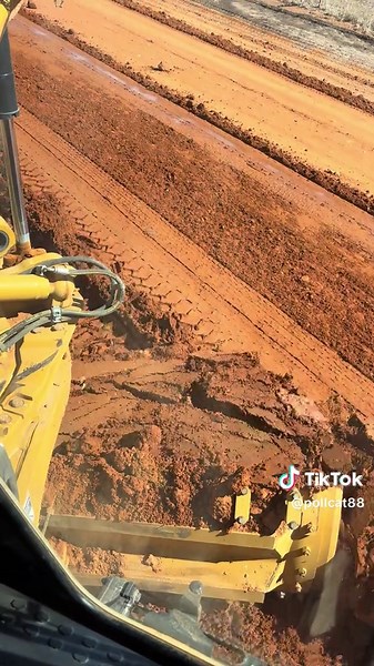 Mixing dirt, nothing better then watching it roll of the blade.#thebestlife #hindmarshshire #6 #Number1 #reconstruction