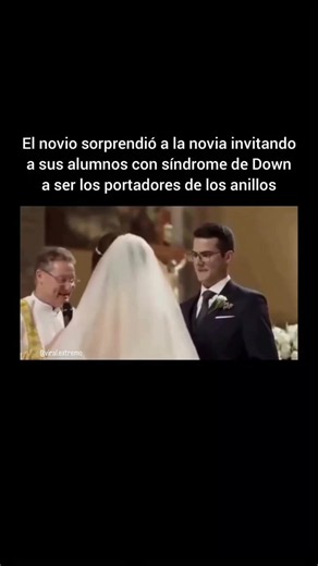 La terapeuta del habla brasileña Cíntia Bonfante se emocionó hasta las lágrimas el día de su boda al ser sorprendida por su prometido con la presencia de sus alumnos con síndrome de Down como pajes. El momento tuvo lugar durante la ceremonia, pillando a la novia completamente por sorpresa, ya que los niños con los que trabaja a diario se convirtieron en parte de la celebración. El novio organizó la sorpresa con discreción, convirtiendo la boda en un reflejo profundamente personal de la vida y ob