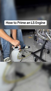 How to prime an LS engine with oil! #lsengine #enginebuilding #oilpriming #cartips #mechaniclife | The ROY Garage