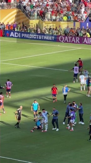 🚨 Tras el pitazo final Leandro Paredes agrede a Eric García y otros jugadores de España.