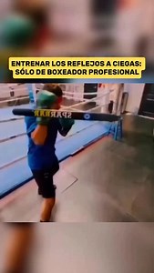 En el boxeo profesional, los reflejos no son un lujo… son una necesidad. En milésimas de segundo, un luchador debe leer el movimiento de su rival, anticipar un golpe y responder con una defensa perfecta o un contraataque certero. Algunos estudios han demostrado que los reflejos de un boxeador de élite pueden ser incluso más rápidos que los de un piloto de combate. Y este tipo de entrenamiento, realizado con los ojos vendados, lleva esa habilidad al límite: desarrolla la coordinación neuromuscula