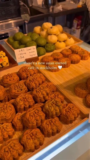Stockholm, Sweden 🇸🇪 Travel | Hotels | Tips on Instagram: "New Café in Stockholm You Need to Try ☕️✨ Here’s why everyone’s talking about it: 1️⃣ Asian-owned spot with a creative rotating menu 2️⃣ Currently serving mooncakes & matcha basque (hello, autumn festival!) 3️⃣ Peach oolong tea that’s seriously a must-try 🍑 4️⃣ Minimalist aesthetic with warm cozy vibes 5️⃣ Perfect hidden gem for your next café crawl 🤍 Save this for your next Stockholm coffee date! Credits: @hello_thuha 📍missjasmine_
