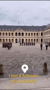 [2ème compagnie] En déplacement au Groupement Blindé de Gendarmerie Mobile - GBGM le 21 mai dernier pour rendre hommage à leur parrain l'adjudant BALLE tombé pour la France en 1940, les élèves-gendarmes de la 445e promotion se sont ensuite rendus aux Invalides. Dans la cours d'honneur de ce lieu chargé d'histoire et en présence du général DANIEL, commandant le GBGM, ils se sont vus remettre leurs coiffes, accompagnés par 3 de leurs camarades musiciens. Un moment riche en émotions pour leur premi