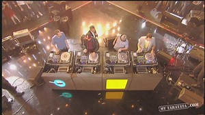 L'archive du jour ! C2C est un groupe français de quatre DJs composé de 20Syl et Greem d'Hocus Pocus, et d'Atom et Pfel de Beat Torrent. A l'occasion de leur passage dans Taratata en 2012, ils se prêtent au jeu de l'impro pour une incroyable démonstration de mix avec leurs platines si particulières. Ensuite on passe à l'Interview. | TARATATA OFFICIEL