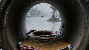 最期待的雨天，下雨的工地，躲进管道里看着外面哗啦啦的大雨，今天又是躺平的一天，凉爽的夏季的雨天，治愈焦虑，放松，入睡白噪音