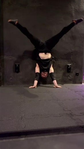 Straddle Wall Press: Der Gamechanger für den Schweizer Handstand! #viralvideo #handstandworkout