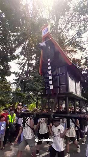 So cool, the miniature Rumah Gadang parade at the Ngipik carnival