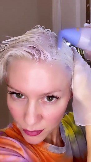 Toning with the Hummingbird Hair Color Applicator from @dye_candy_hair makes applying my toner fast, easy, precise and ergonomic. The Hummingbird is designed to be used upright, delivering any liquid hair color seamlessly. It’s ergonomic design makes it a real arm saver, no more lifting your arms over head during application. @dye_candy_hair designed the Hummingbird to be refillable and universal with any brand of liquid hair color. Use code BEE15 to save on yours at dyecandy.com 🤍🐝 | Melissa 