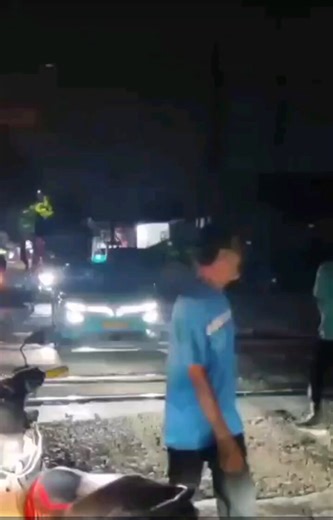 https://t.co/Fx1UvCNyOJ インドネシアの東ブカシで発生した列車事故は、これまでに6人の死者を出しており、原因は踏切でエンジンが故障したタクシーがローカル列車に衝突したことだと疑われている。