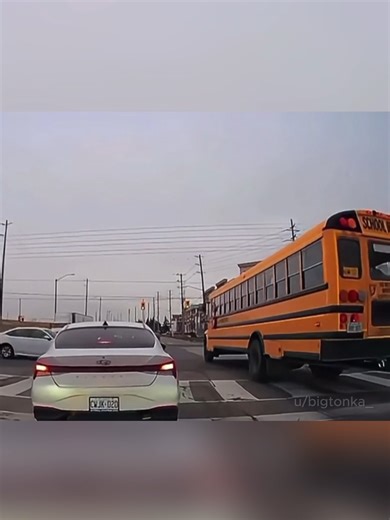 Unbelievable Dashcam Footage of a Red Light Runner
