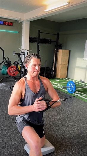 Jonas Colting on Instagram: "Hallå medelålders man! 👉Det finns två överlägsna livsstilsvanor som hjälper oss att inte åldras i förtid utan tvärtom stimulerar vitalitet, fysisk och mental prestanda och som håller oss metabolt FRISKA! 👉De här två livsstilsvanorna är överlägsna all tänkbar medicinsk intervention och har endast positiva bieffekter. Vilket är självklart då de positiva effekterna är hårdvajrade i vårt uråldriga DNA och är en effekt av många hundratusentals års mänsklig evolution, fy
