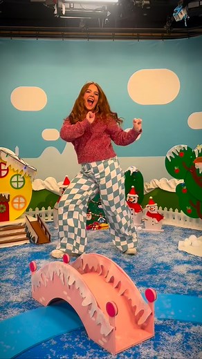 Mae llond sach o hwyl ar ei ffordd i chi ar Cyw y Nadolig hwn .. ✨ #criwcyw #cyw #s4c #cymraeg #criwcyws4c #cyflwynwyrcyw #cymraegiblant | Cyw | Facebook