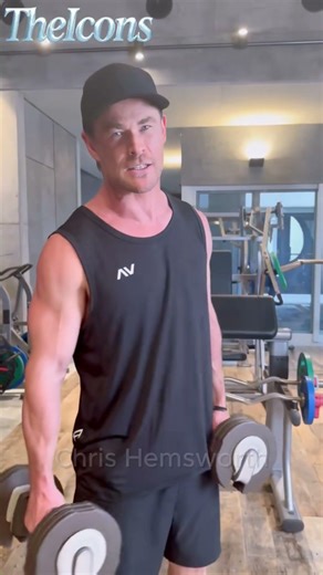 Chris Hemsworth Having A Intense Bicep Workout #ChrisHemsworth