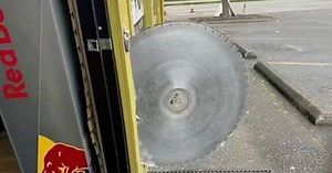 Un homme échappe miraculeusement à une scie circulaire lancée à pleine vitesse: “Mon heure n’était visiblement pas venue”