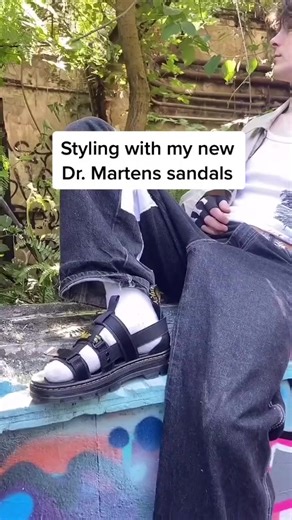 Creativity is key. @mmmaxcloud proves there's more than one way to take on DM's sandals. #onestopdocs