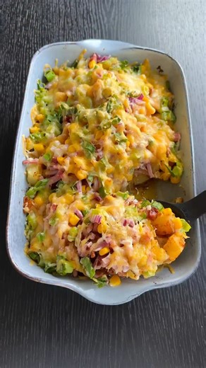 Wannabe loaded potet-grateng 🤤 Wow! 🤩✨ Glem «vanlig» bakt potet 😅 Med denne loaded potet-gratengen med masse digg fyll tar du retten til ny høyder - fy søren så digg! 😍🤤 Når alt lages i én form, så blir det lite oppvask etterpå også - det liker vi! 😂👏🏻 Oppskriften på denne superdigge loaded potet-gratengen finner du i vår splitter nye e-bok på s. 73 sammen med mange flere digge middagstips✨ Du får tilgang til alle oppskriftene rett fra din mobil eller pc, sjekk ut den nye e-boken til int