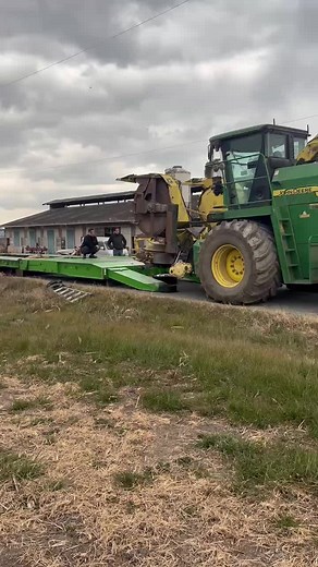 大型特殊重機の低床トレーラー積込風景