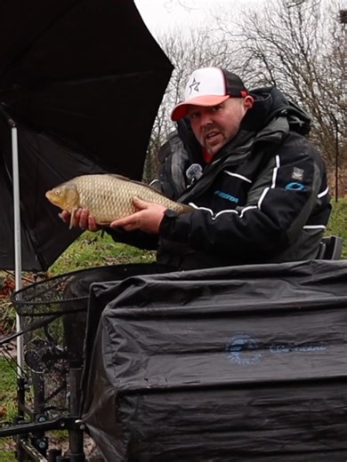 Catching a couple… then bites stop? That doesn’t mean they’ve gone. Chris explains why fish often edge back after a hook-up and why you need to keep creeping your way out to stay in contact. Follow the fish. Don’t wait for them. 🎥 Full video on YouTube: THE METHOD IS STRUGGLING… SO WE SWITCHED TO THIS #aquastim #matchfishing #feederfishing #coarsefishing #bombandbag