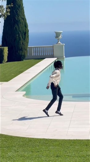 Who did the moonwalk better? #moonwalk #moondance #profesionaldancer #dance #freestyle