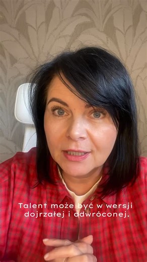 Magda Hibner Empatyczna Trenerka Talentów i Wartości on Instagram: "#maszmózgmasztalenty Post scriptum kończące ten lekko rozciągnięty tryptyk 🤓 Talent może być dojrzały i jednocześnie odwrócony 🙃 Talent odwrócony działa, ale pod wpływem strachu. A nie o takie walory nam przecież chodzi. Wyjaśniam na przykładzie mojego Osiągania 🪜 Do czego dążymy? Aby nasz potencjał ukryty w cechach zwanych talentami miał odcień dojrzały - czyli służył nam i innym. Chcesz zobaczyć jak jest u Ciebie, a jak moż