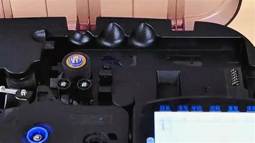 这款得力D10蓝牙线号机，配京东配送超快，打工人秒出标签，无需手动输入，高效又省心！