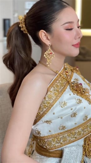 8.6K views · 813 reactions | Pretty Bride in the Thai Traditional Wedding Dress . Credit: ballhairway | Thai Culture to the World | Facebook