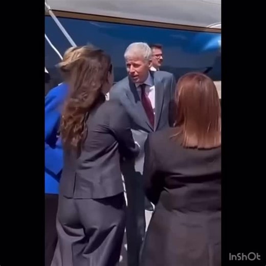 Franklin Virguez on Instagram: "Llegó Chris Wright y la embajadora de Los Estados Unidos en Venezuela, Laura Dogu, lo recibió. Mr. wright Secretario de Energía . Mr Wright llegó al país para una visita oficial enfocada en evaluar y apoyar la recuperación del sector petrolero venezolano. Wright es el funcionario estadounidense de más alto rango en visitar Venezuela desde la captura de Nicolás Maduro, y su llegada forma parte de una nueva fase en las relaciones entre ambos países. Aquí no le están