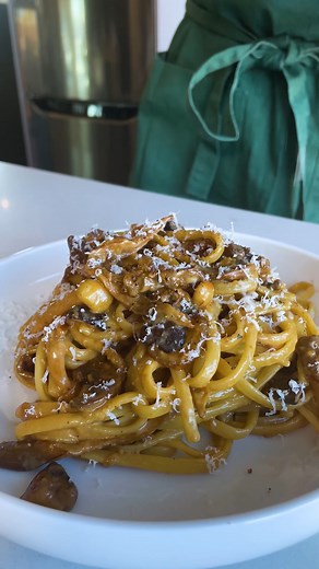 33K views · 593 reactions | Aujourd’hui, Isabelle nous concocte des pâtes crémeuses au miso et aux champignons, tirées de notre dernier magazine en kiosque (p.94). C’est un mélange de pleurotes, de shiitakes, d’armillaires et de matsutakes, auquel on ajoute des échalotes et de l’ail. C’est servi avec un soupçon de vinaigre balsamique, de miso et de crème. Une recette ultra simple et goûteuse! Par ici pour en savoir plus : https://bit.ly/3z3GWId | Ricardo Cuisine | Facebook