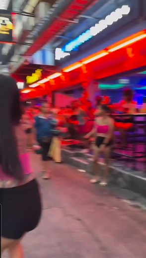 Exploring Pattaya Culture: Soi 6 Bars and Walking Street