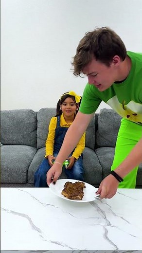 Ellie Learns to Try New Foods with Andrea!