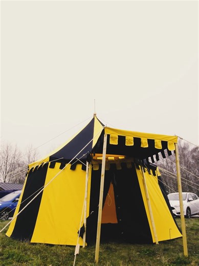 A two tone medieval tent that really stands out 💪✨ #livinghistory #medievalreenactment #crafting #historytime